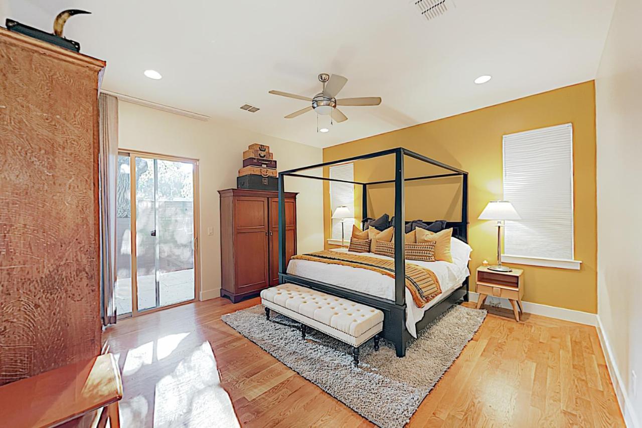 Giraffic Park Villa Austin Exterior photo
